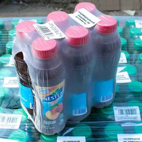 Упаковка пластиковых бутылок для сетевых магазинов